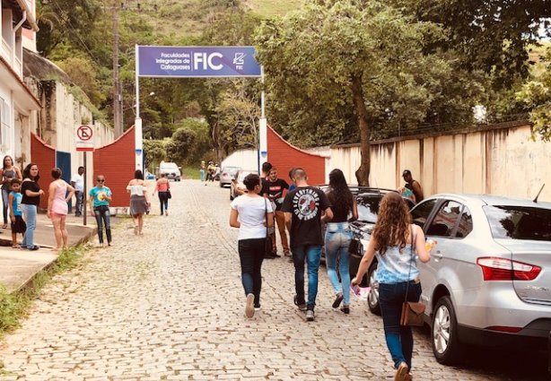 Os portões dos locais de prova são fechados pontualmente às 13 horas