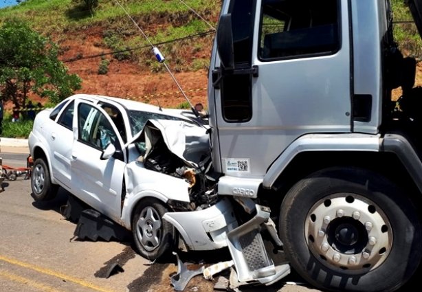 A frente do veículo ficou destruída e ainda deixou as vítimas presas dentro dele 