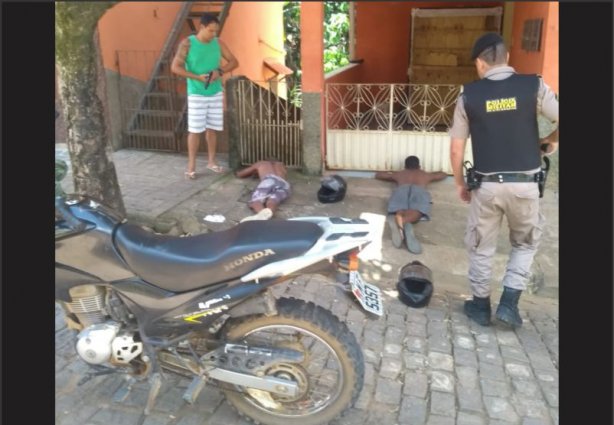 Os dois jovens estavam com drogas e dirigiam uma motocicleta furtada em São Manoel do Guaiaçu