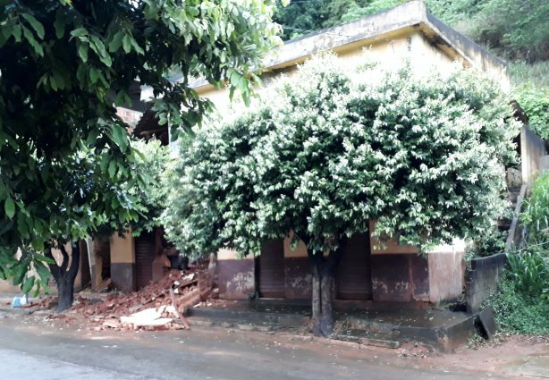Fachada da casa quase não foi atingida pelo desabamento. Imóvel será demolido
