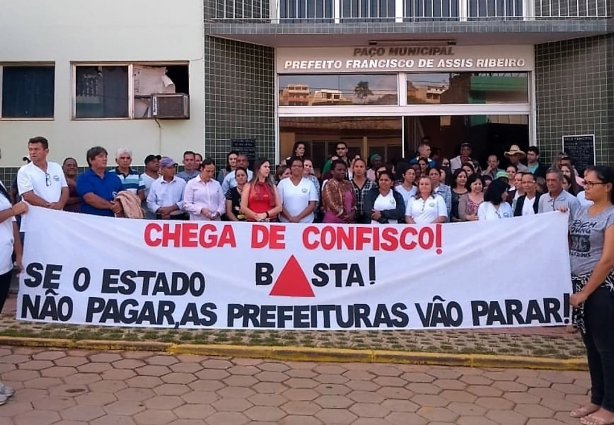 Recente manifestação dos servidores da prefeitura de Dona Euzébia pela normalização dos repasses do governo do estado ao município