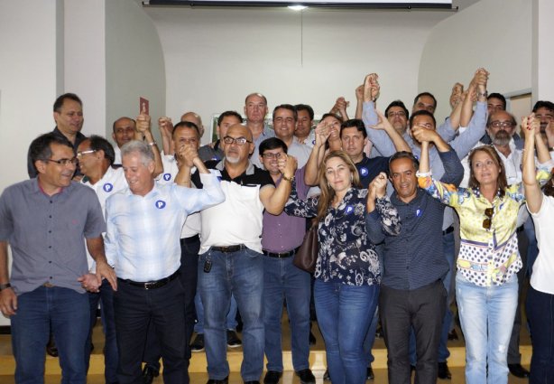 Ao final os prefeitos e demais autoridades fizeram uma foto juntos, demonstrando união