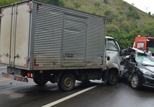 As duas vítimas fatais estavam no carro de passeio. O motorista do caminhão nada sofreu