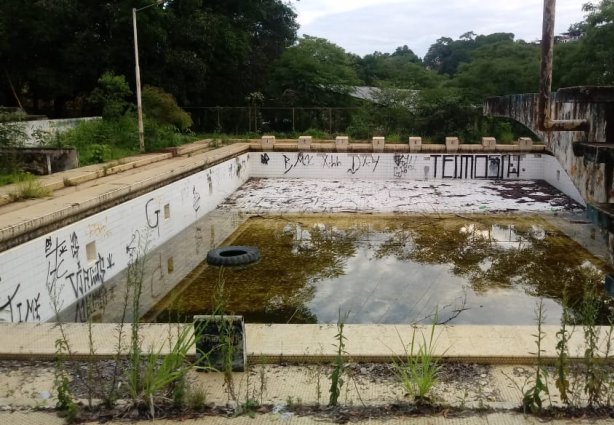 A água acumulada no interior da piscina recebe cloro periodicamente, informou o diretor do Colégio Cataguases