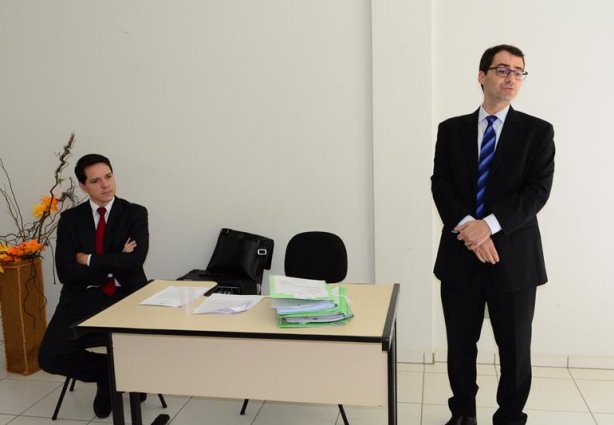 Os promotores de justiça Fábio Martinolli e Rodrigo Barros, coordenaram o encontro em Cataguases