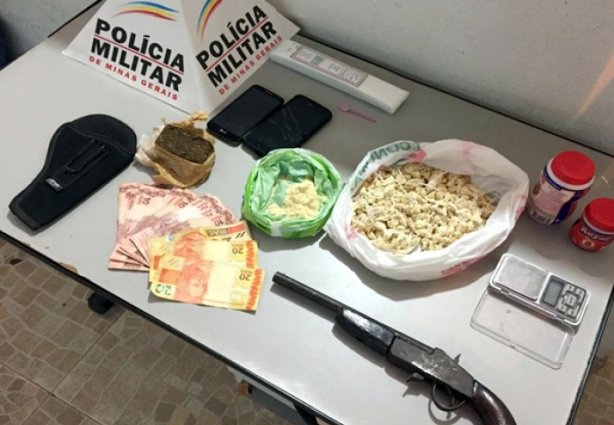 A Polícia Militar recebeu denúncia anônima informando sobre a chegada da droga na residência de um suspeito