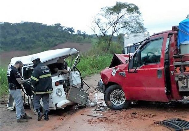 A Kombi foi apreendida porque trazia uma carga de cigarros contrabandeados do Paraguai