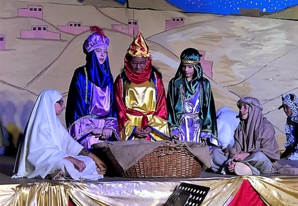 O nascimento do Menino Jesus é o ponto central da história de amor e fraternidade contada pelos alunos do Projeto Encantando