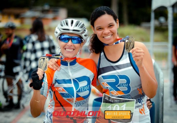 Sandra Melo, a esquerda, e sua parceria Jéssica, felizes com o bicampeonato nesta competição