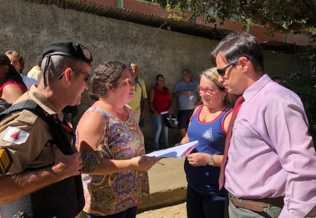 O Promotor de Justiça Gustavo Garcia Araújo, confere com a diretora Alessandra e a supervisora Fernanda, a nova lista de pessoas na fila, acompanhados do policial sargento Waltencir