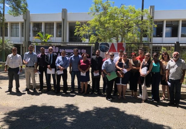 Um grupo de advogados liderado pelo presidente da OAB-Cataguases, fez o protesto em frente ao Fórum