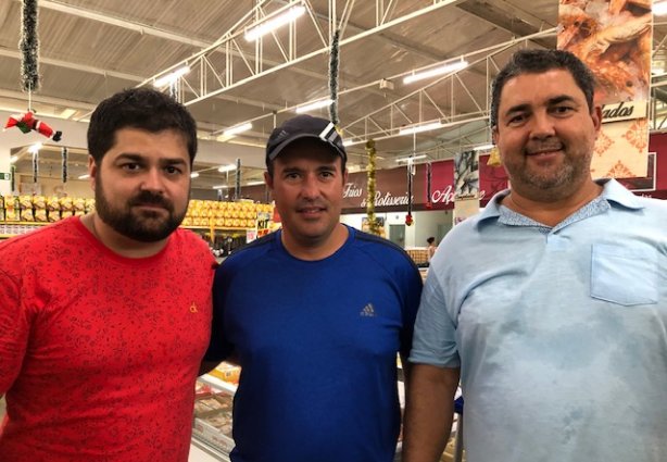 Da esquerda para a direita Teo Meneses, representante da empresa na região, o vice-prefeito Vigorito, e o prefeito Hamilton Filho