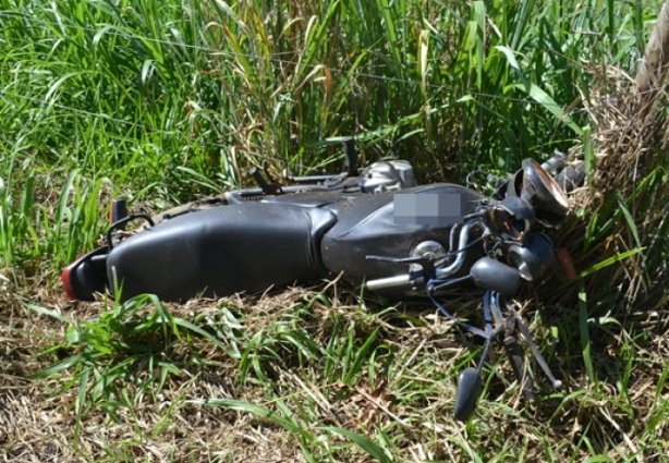 A motocicleta da vítima foi encontrada em um pasto distante da rodovia