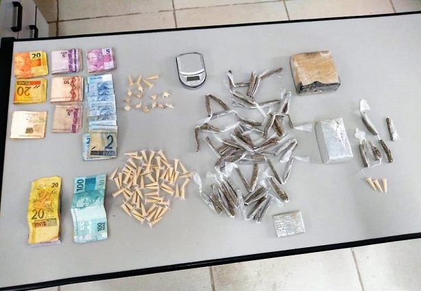 Os policiais encontraram diversos tipos de drogas, além de dinheiro, embalagens e objetos usados pelos criminosos
