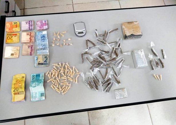 Os policiais encontraram diversos tipos de drogas, al&eacute;m de dinheiro, embalagens e objetos usados pelos criminosos
