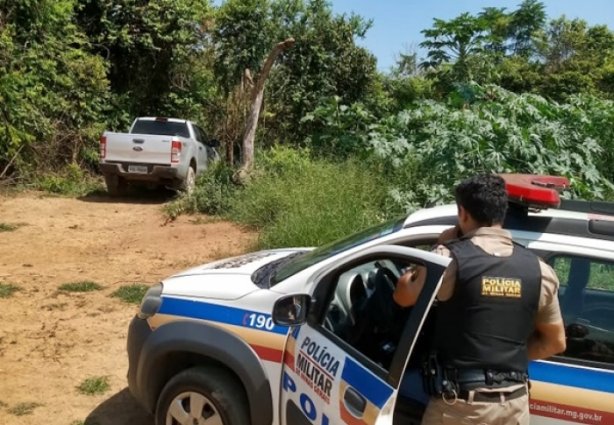 O veículo estava num matagal próximo a estrada de terra que dá acesso a Santana de Cataguases
