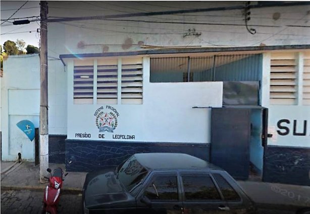 Três detentos recolhiam areia da porta do presídio para o seu interior quando a droga foi arremessada