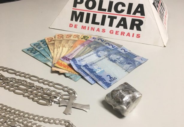 Além da droga os policiais apreenderam dinheiro, cordões de prata e a motocicleta por ele utilizada