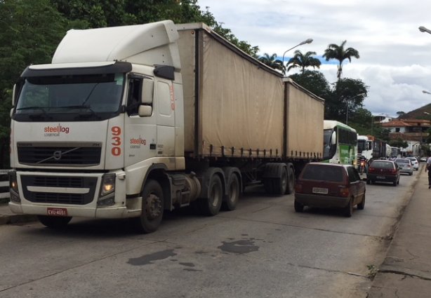 Caminhões de grande porte e ônibus com dois eixos não poderão circular sobre a ponte