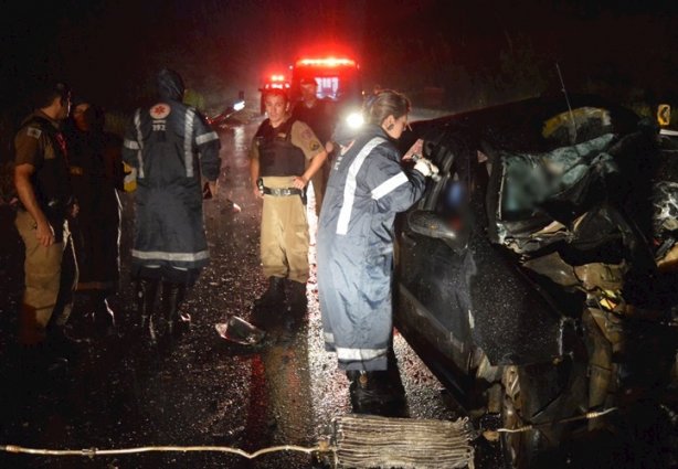 O casal ocupante do Fiat Palio morreu no local do acidente 