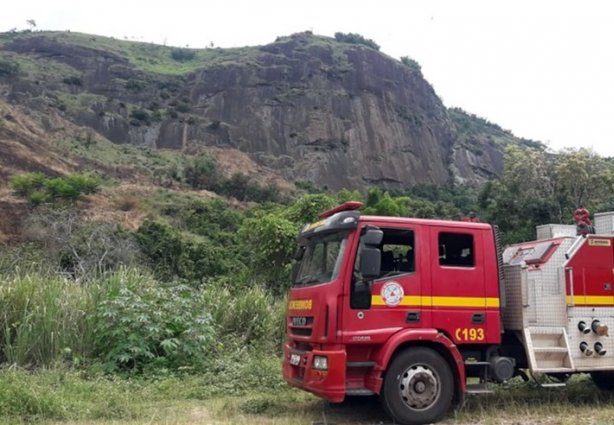 O Corpo de Bombeiros, juntamente com o SAMU e a Defesa Civil realizaram a retirada do corpo do local onde foi encontrado