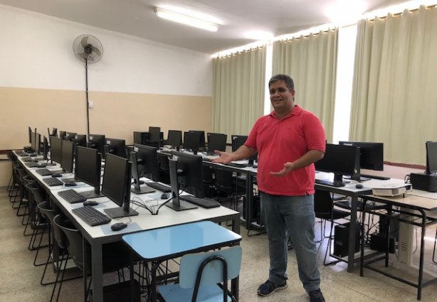 O diretor do IF Sudeste, Leandro Borges, mostra o laboratório de Informática que vai servir aos futuros alunos da instituição
