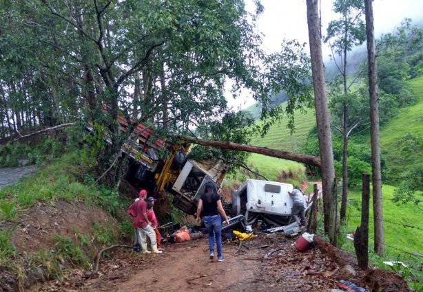 As equipes de socorro estão sem comunicação e o trabalho está lento por causa da chuva