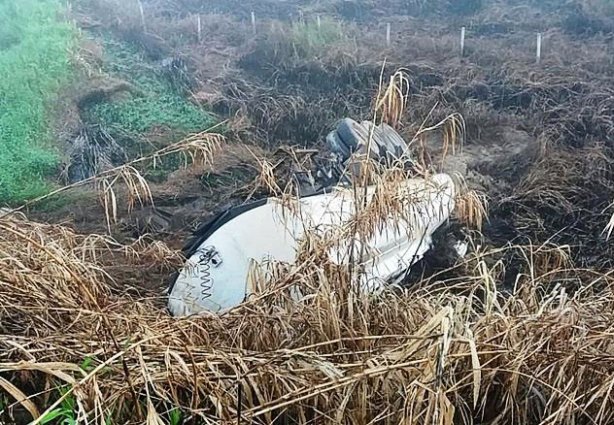 Ao tombar a carreta começou a vazar álcool e um forte odor do produto se espalhou pelas imediações