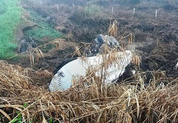 Ao tombar a carreta começou a vazar álcool e um forte odor do produto se espalhou pelas imediações