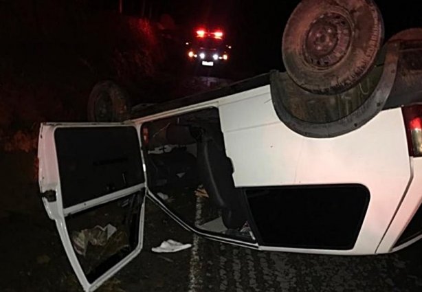 O carro bateu em um barranco e capotou deixando seus três ocupantes feridos