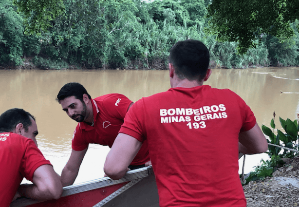 O Corpo de Bombeiros fez buscas no rio Pomba ao longo de todo o dia, e recomeça o trabalho segunda-feira