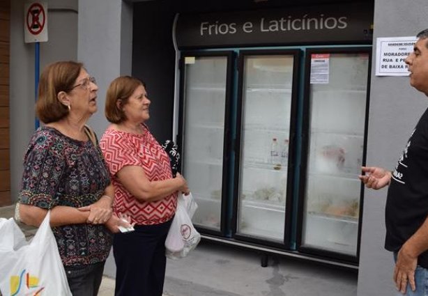 Ronald explica o projeto da Geladeira Solidária para pessoas interessadas em participar por meio de doações