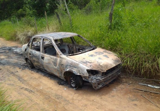 Os policiais rodoviários encontraram o veículo em chamas e localizaram seu proprietário