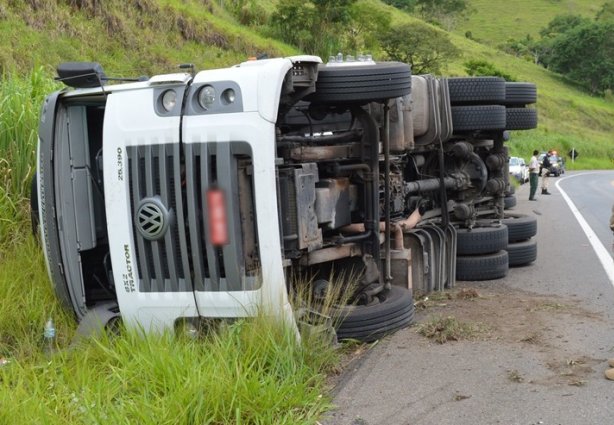 Os acidentes não interditaram as rodovias, mas os veículos somente serão retirados neste sábado.