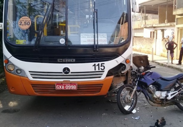 O motociclista foi levado por uma unidade do SAMU ao Pronto-Socorro do Hospital de Cataguases mas não resistiu aos ferimentos