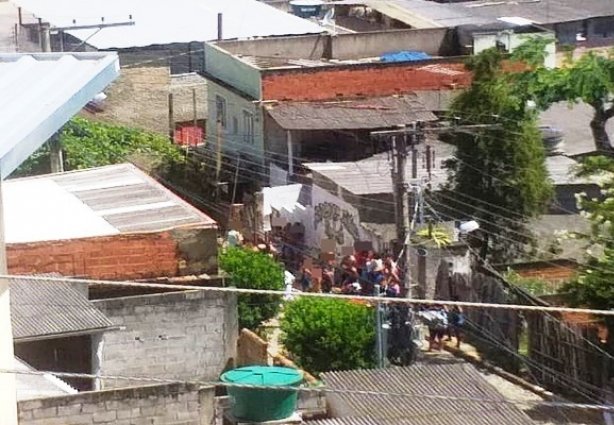 Diversas pessoas correram até à vítima e lhe prestaram socorro o levando até o hospital