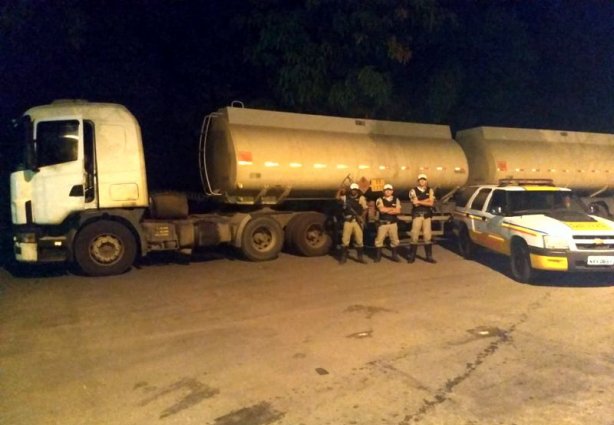 Os policiais detiveram a carreta por suspeita de fraude fiscal no transporte de combustível