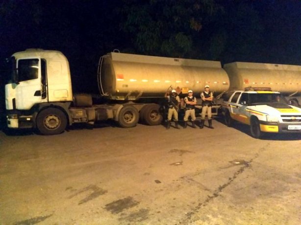 Os policiais detiveram a carreta por suspeita de fraude fiscal no transporte de combust&iacute;vel