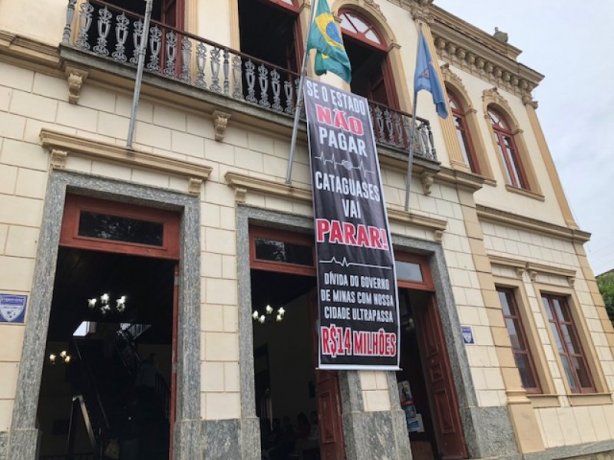 A prefeitura de Cataguases foi uma das primeiras do Estado a estender uma imensa faixa denunciando o calote do governo