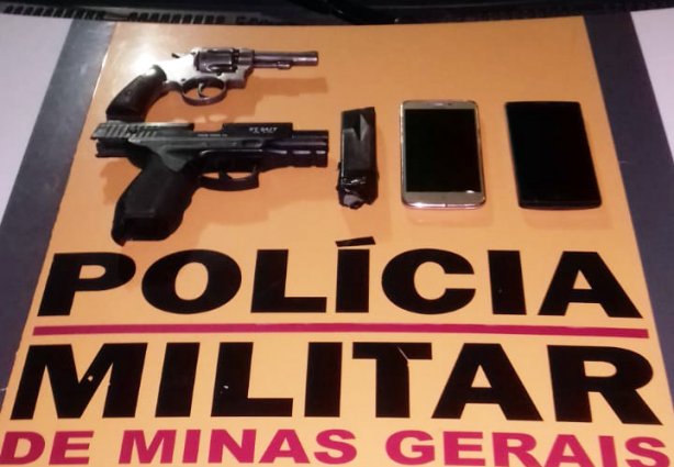 um revólver calibre .32 sem munição e um simulacro de pistola 9 mm foram apreendidas com os dois rapazes