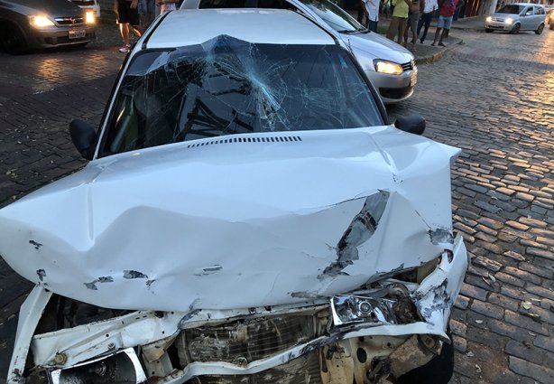 O Fiat Uno teve a frente destruída após bater na lateral do ônibus