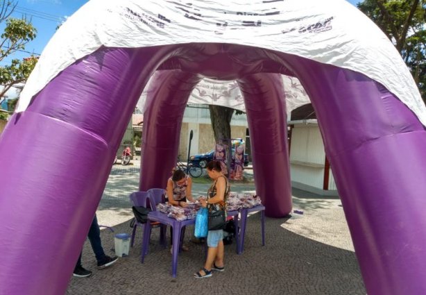 A tenda está armada na Praça Rui Barbosa onde os foliões podem trocar mantimentos por abadás