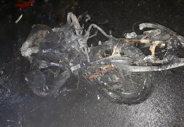 O motociclista morreu no local após chocar-se com o caminhão que vinha em sentido contrário