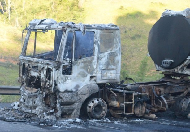 Apesar da destruição completa da cabine, os Bombeiros conseguiram evitar que as chamas atingissem o tanque com etanol