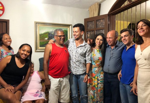 Francisco recebeu a notícia do prêmio em casa pelas família Morais