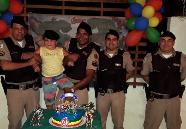 Arthur, todo sorridente, tirou várias fotos com os policiais, ganhou presentes e ainda entrou na viatura policial 