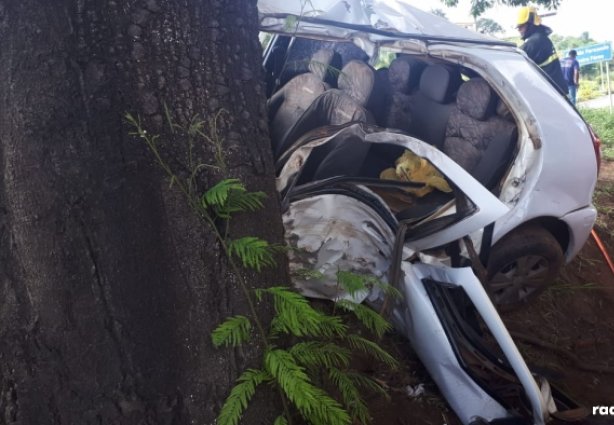 O carro ficou com a lateral esquerda totalmente destruída