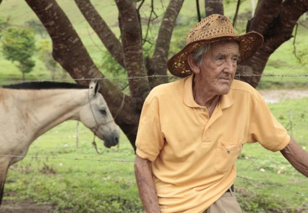 Moradores de Barra Longa contam histórias sobre um ser que assombrava e encantava os rios de Minas Gerais