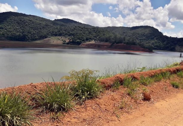 Vista parcial da barragem da empresa Votorantim Metais, em Itamarati de Minas