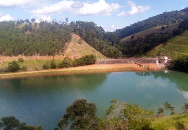 A barragem possui estabilidade confirmada em todos os laudos elaborados desde a sua construção